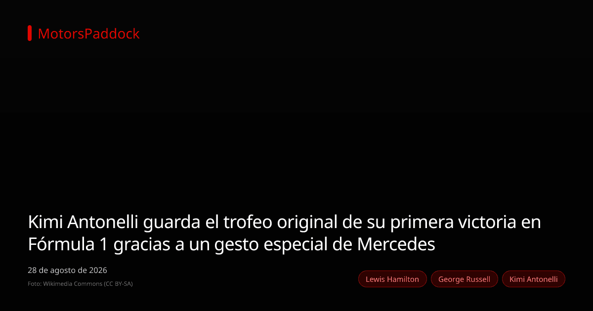 Kimi Antonelli guarda el trofeo original de su primera victoria en Fórmula 1 gracias a un gesto especial de Mercedes